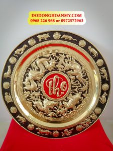 Uy tín – Chất lượng
 	Siêu bền siêu đẹp theo thời gian
 	Nguyên liệu đồng cao cấp
 	Chạm khắc thủ công – tinh xảo
 	Kích thước : Rộng 52cm . Nặng 1,2kg
 	Luôn có ưu đãi cho khách hàng
 	Tư vấn 24/7
 	Free ship toàn quốc